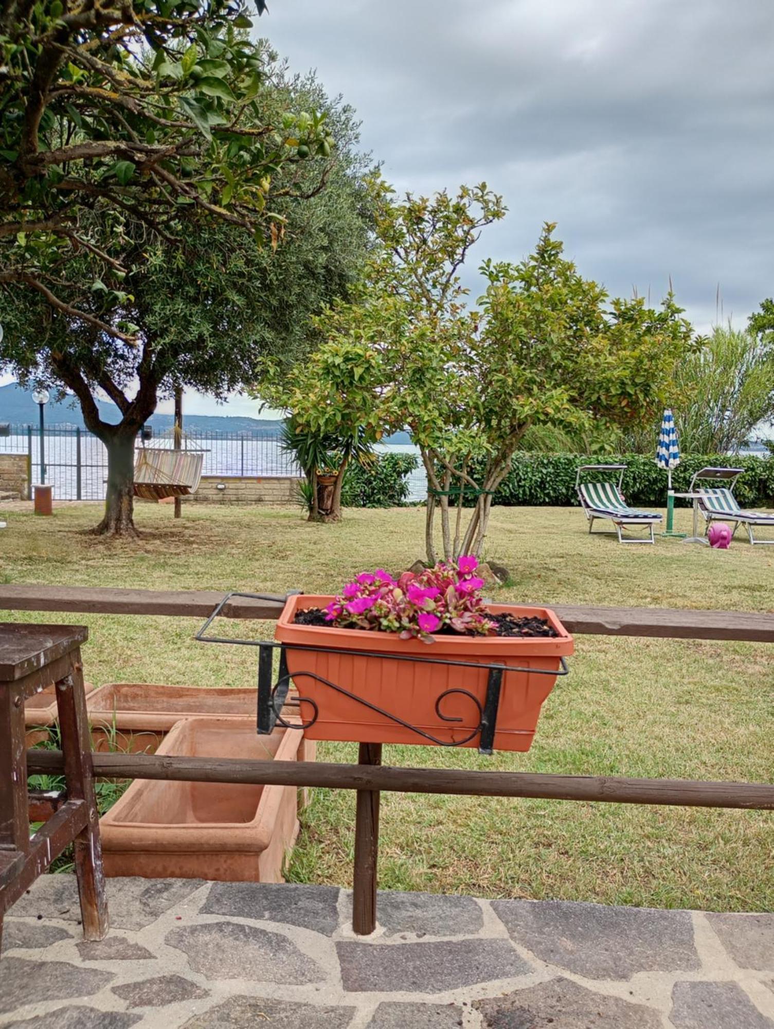 Independent Villa With Private Beach On The Lake Bracciano  Extérieur photo